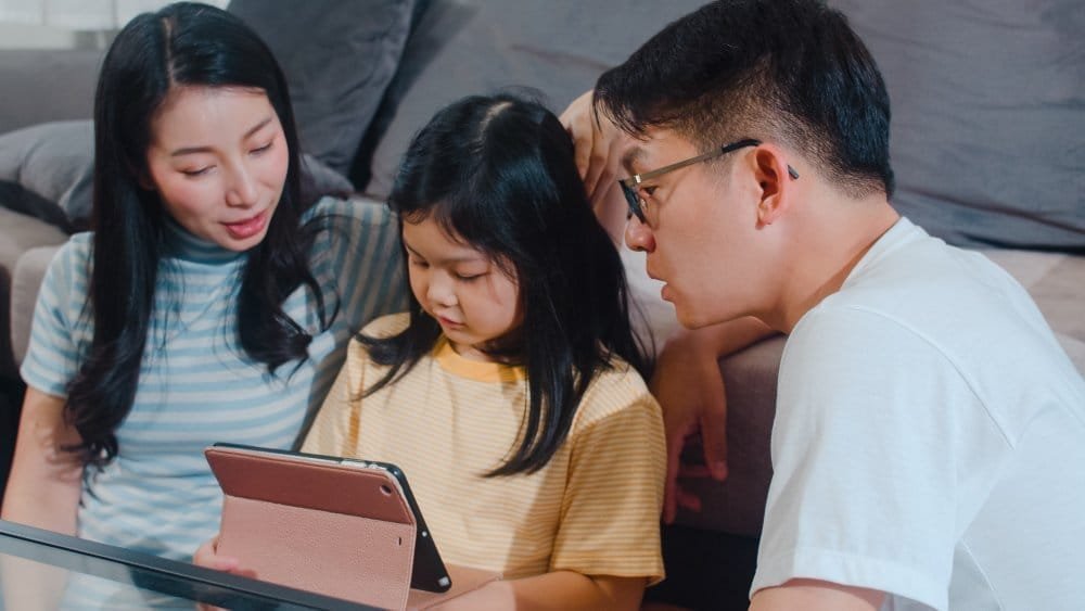 8 cara memodelkan screen time pada anak sebagai orang tua 1