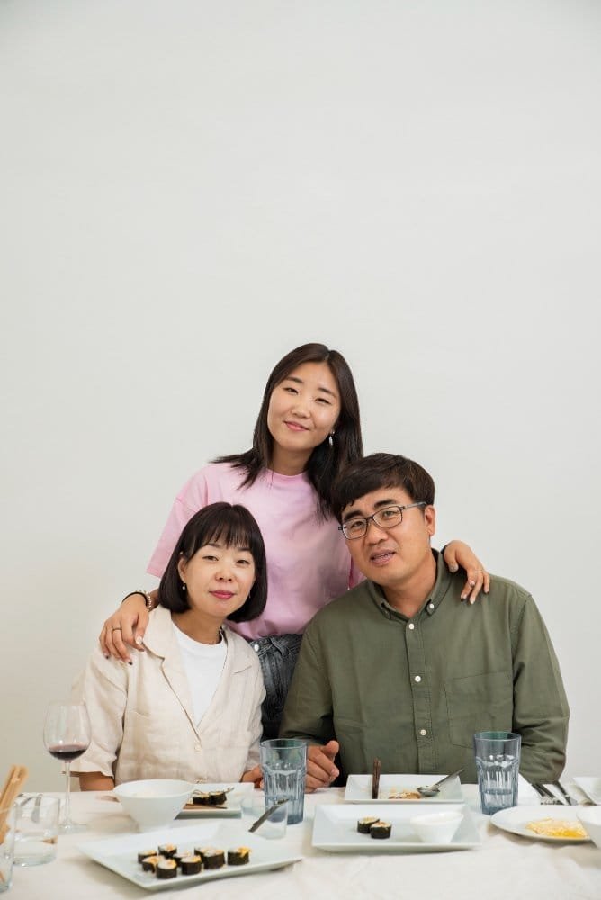 front view smiley family posing