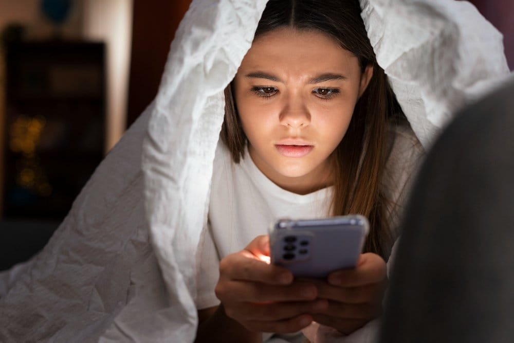 medium shot suffering teenager being cyberbullied 1